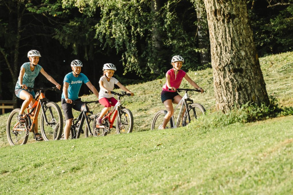 Aktivna družina kolesari. Možnosti za gorsko kolesarjenje je v smeri Rogla kot tudi v smeri Mislinje ogromno.