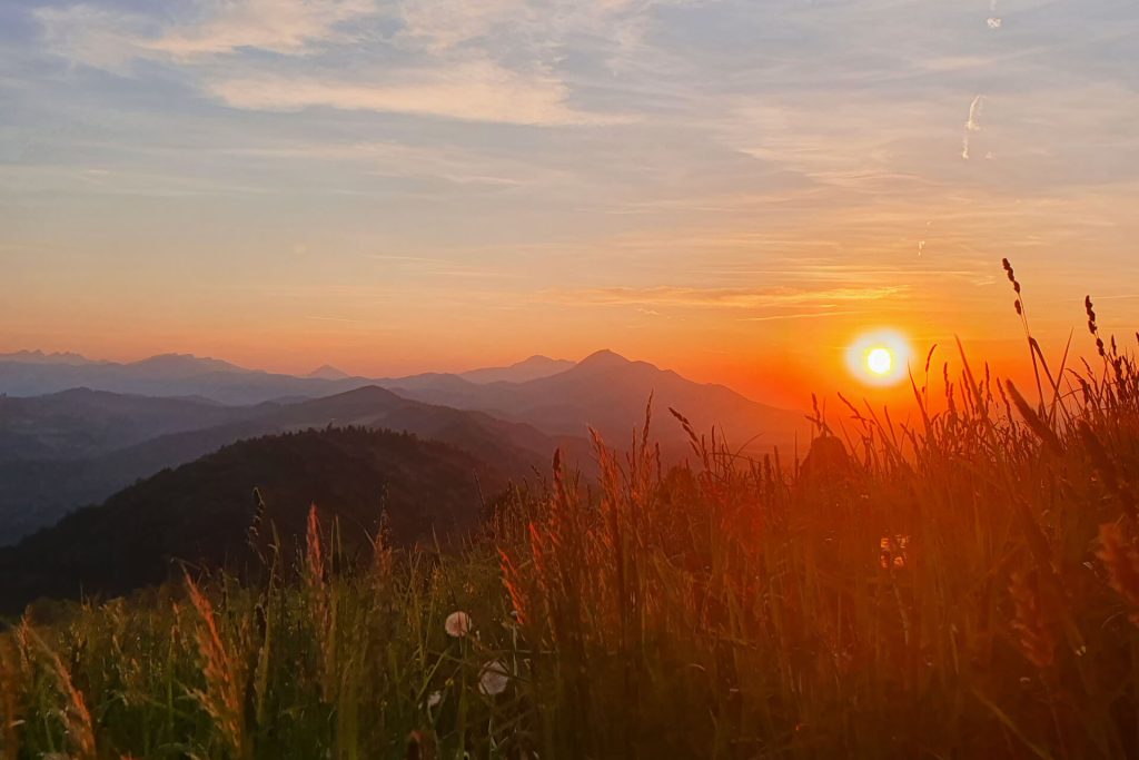 Nepozabni trenutki v naravi, kot ta sončni zahod, čakajo na Gruntu Sonek.